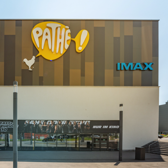 Das Pathe-Kino von aussen mit dem zusätzlichen Schriftzug IMAX.